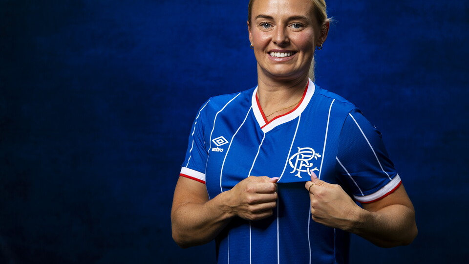 Kirsty Smith Signing